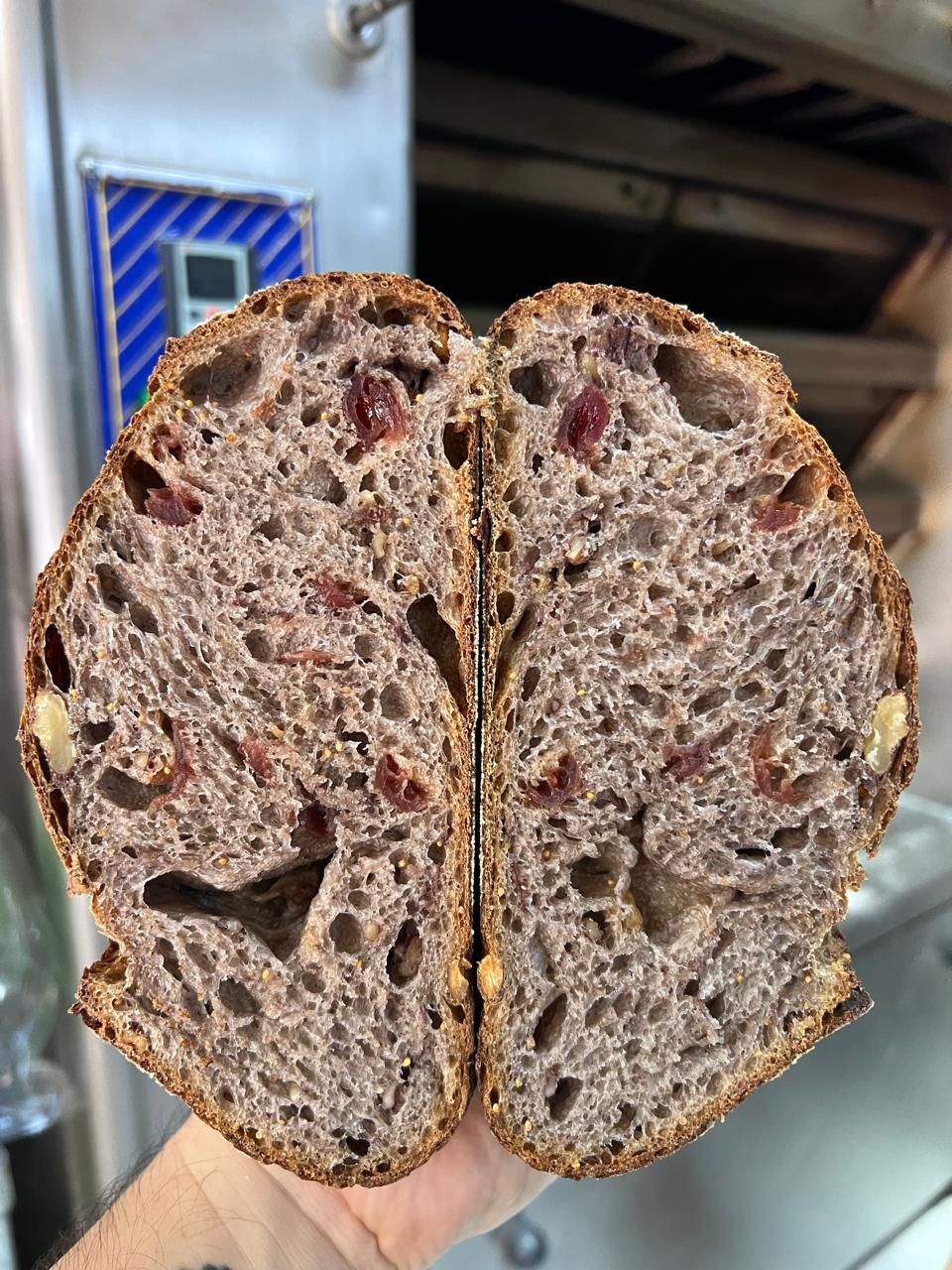 Hogaza de vino tinto, arándanos, higo turco y nueces